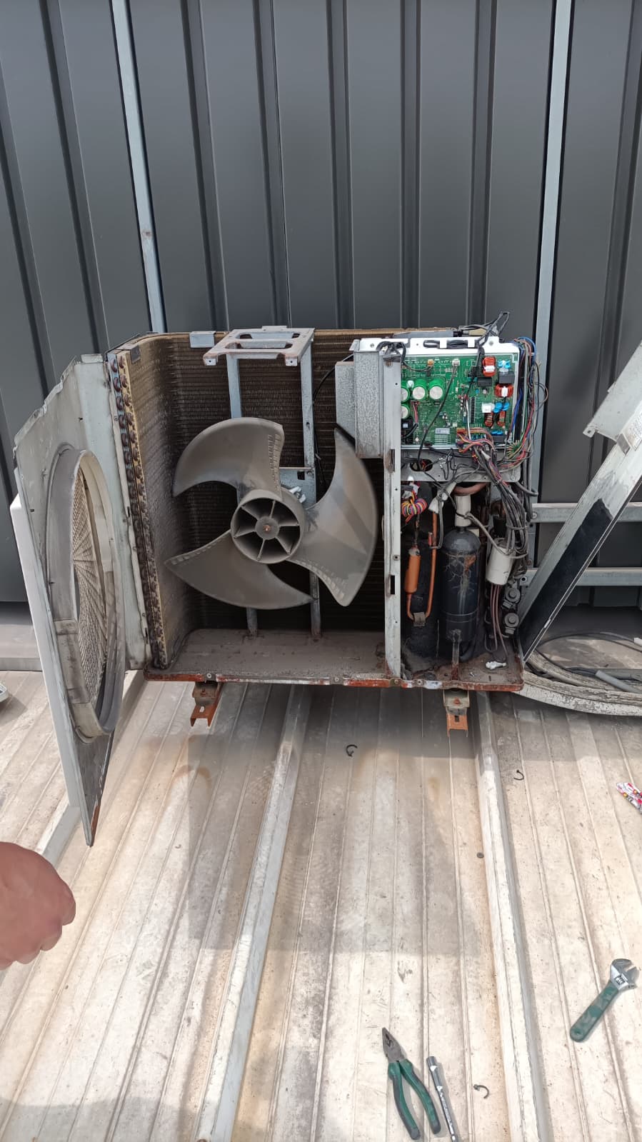 Técnico da LisboClima a reparar unidade de ar condicionado em Marinha Grande